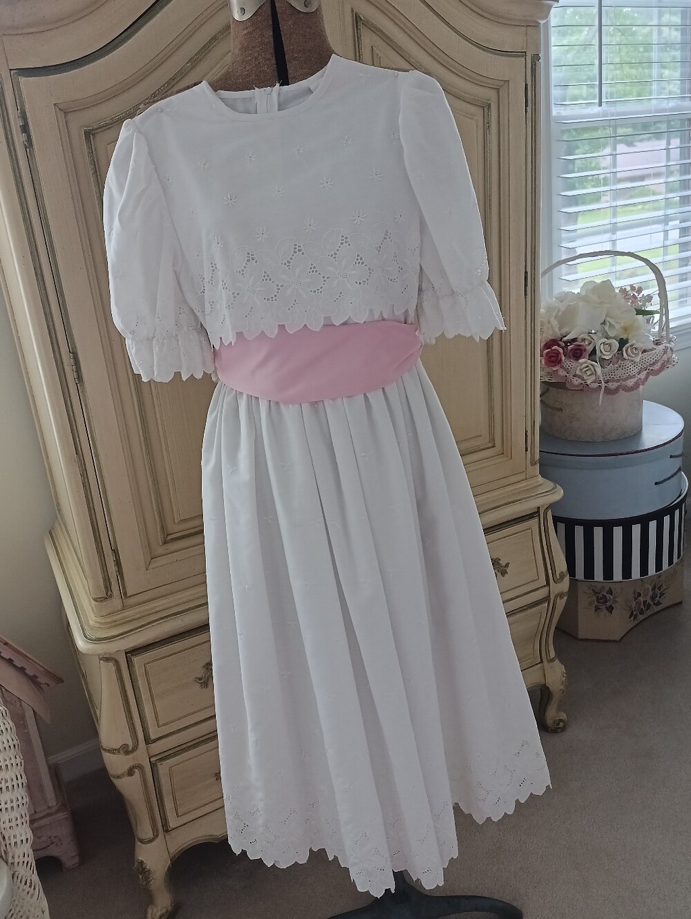 VINTAGE 80S "CEIL AINSWORTH" CRISP WHITE EYELET TEEN DRESS IN PRISTINE CONDITION